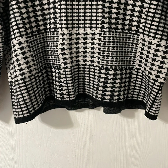Joseph A. Cropped Black & White Colorblock Sweater Size XL - Picture 5 of 6